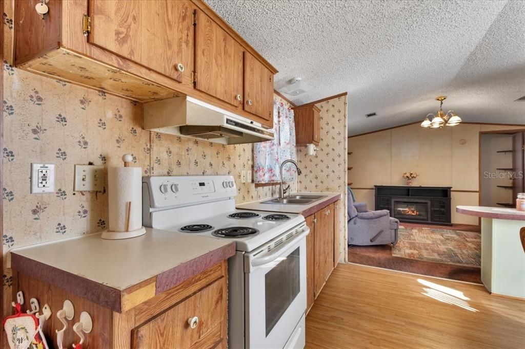 For Sale: $109,900 (2 beds, 1 baths, 784 Square Feet)