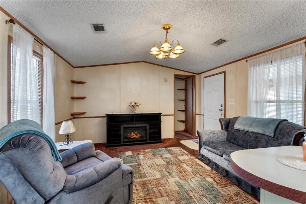 For Sale: $109,900 (2 beds, 1 baths, 784 Square Feet)