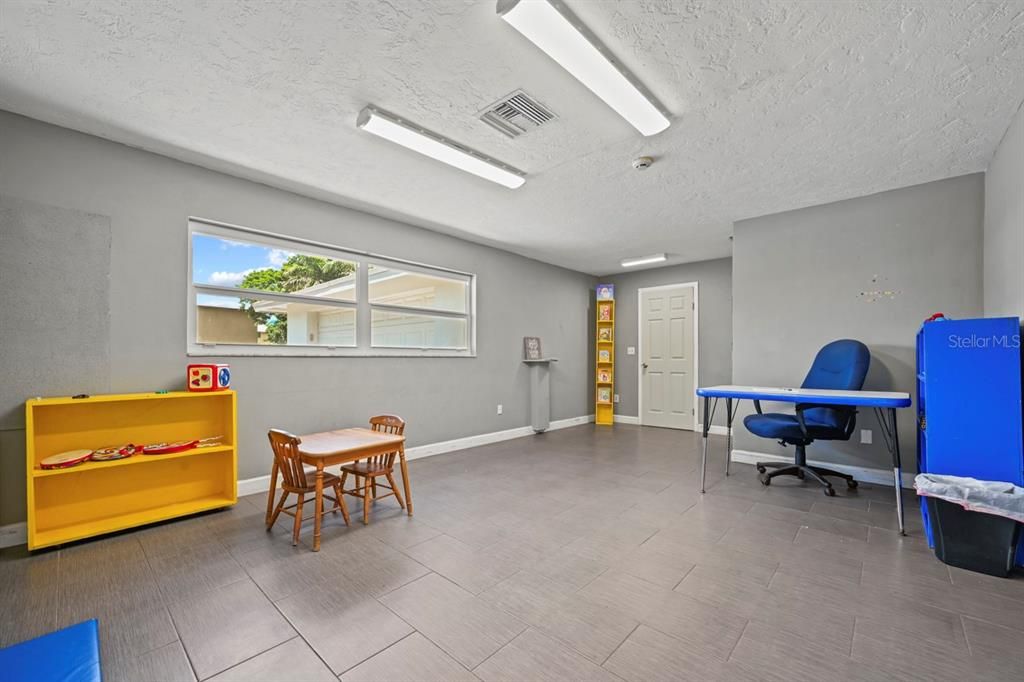 На продажу: $1,095,000 (4 спален, 2 ванн, 3534 Квадратных фут)