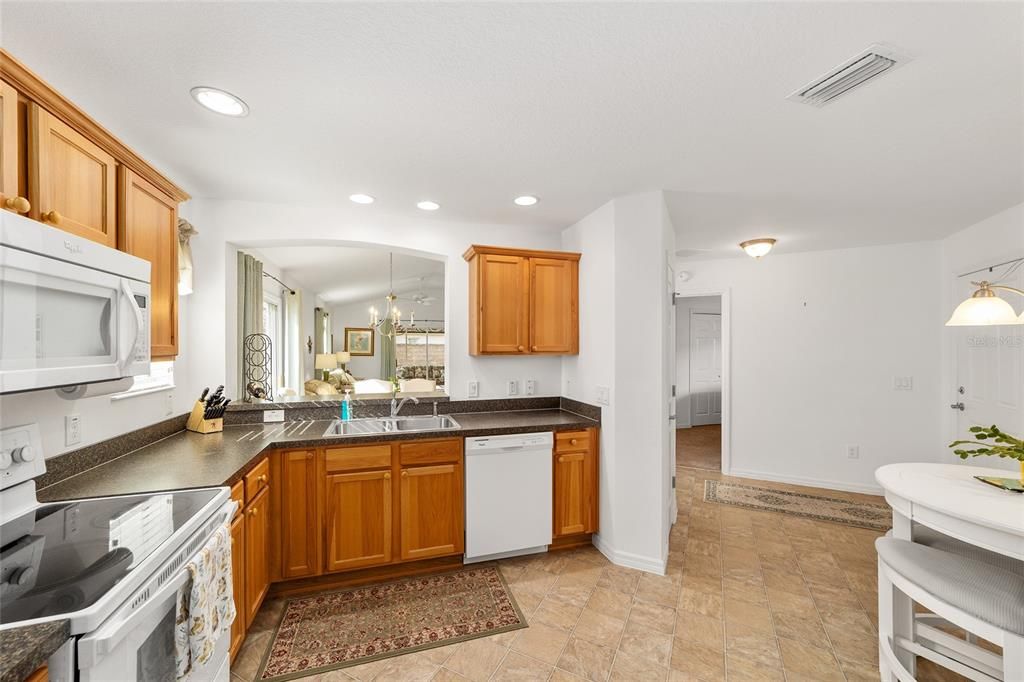 For Sale: $314,900 (2 beds, 2 baths, 1206 Square Feet)