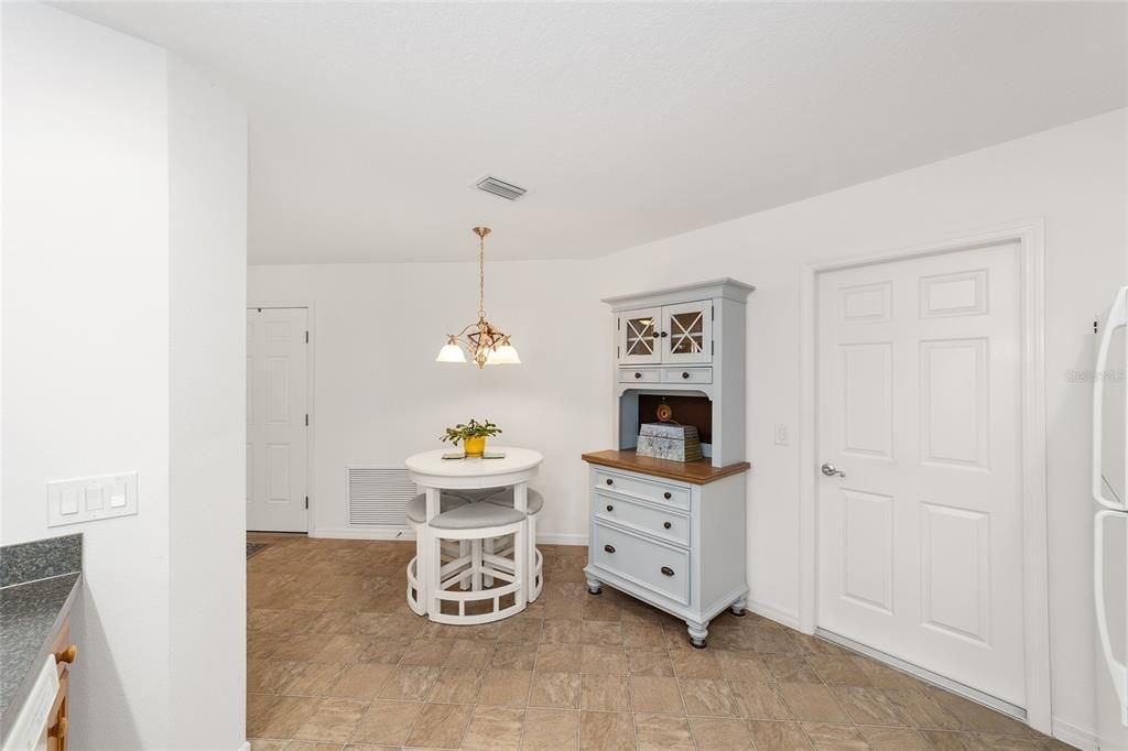 For Sale: $314,900 (2 beds, 2 baths, 1206 Square Feet)