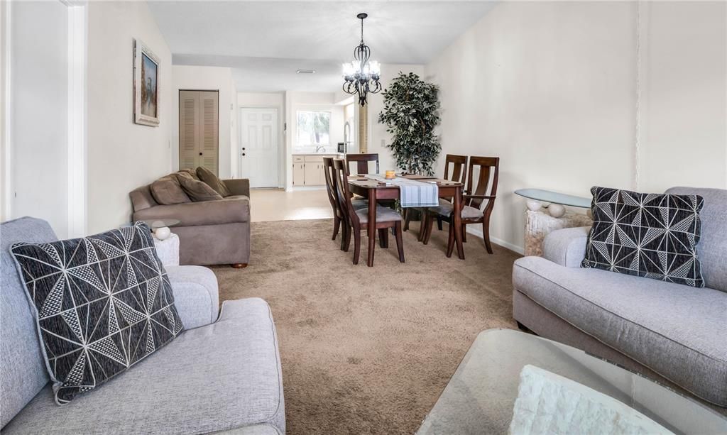 For Sale: $139,500 (2 beds, 1 baths, 888 Square Feet)