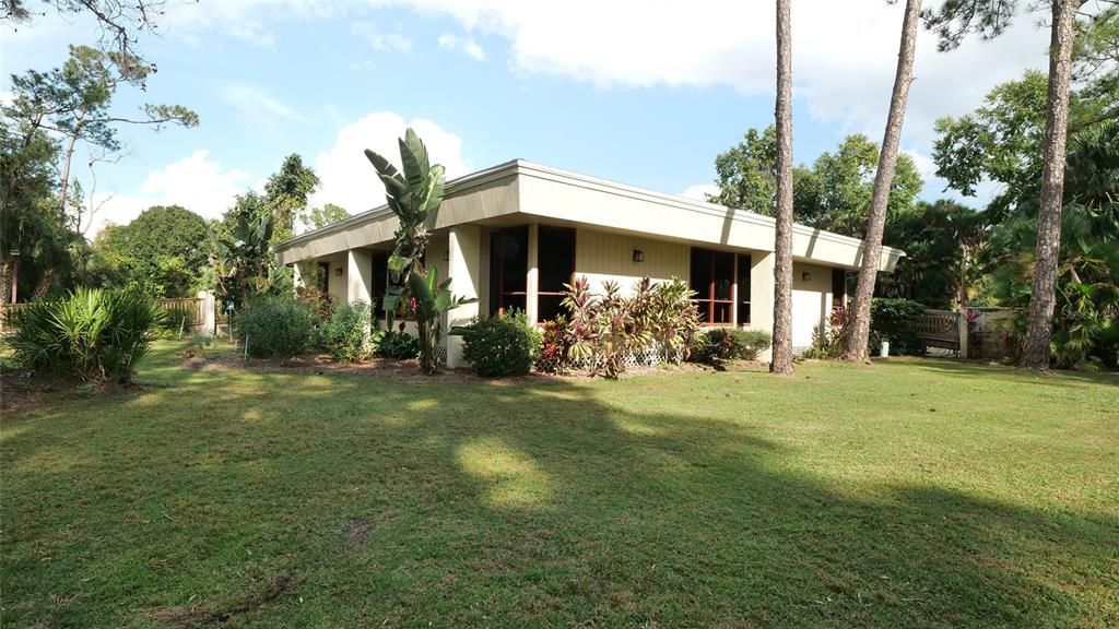 For Sale: $139,500 (2 beds, 1 baths, 888 Square Feet)