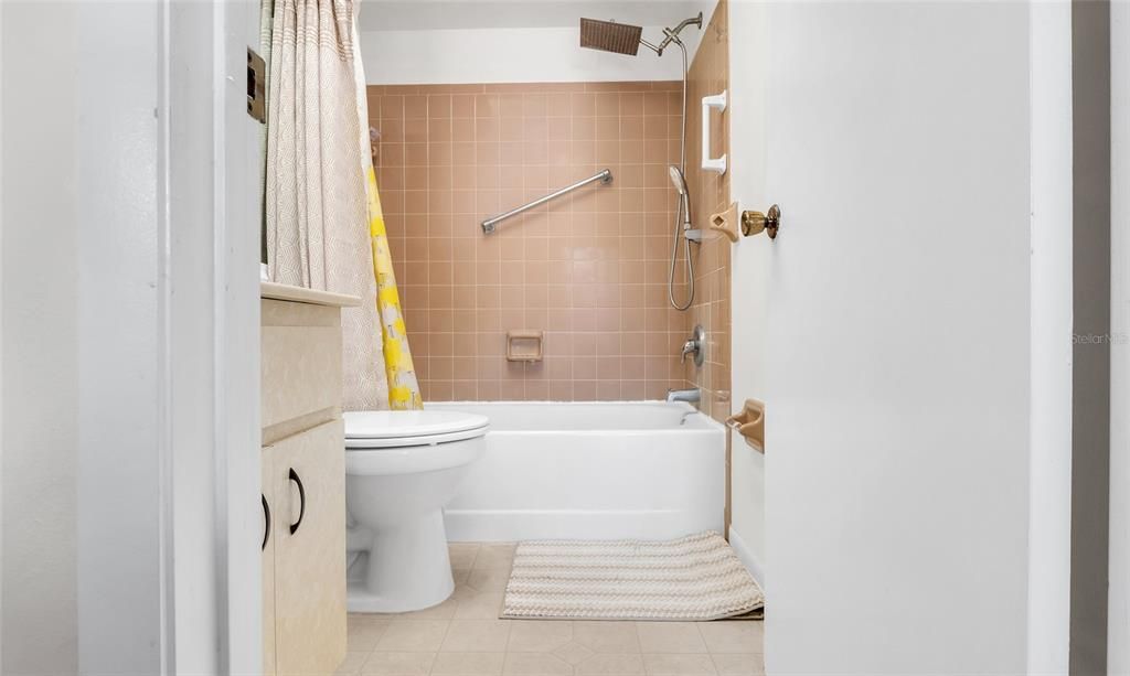 For Sale: $139,500 (2 beds, 1 baths, 888 Square Feet)