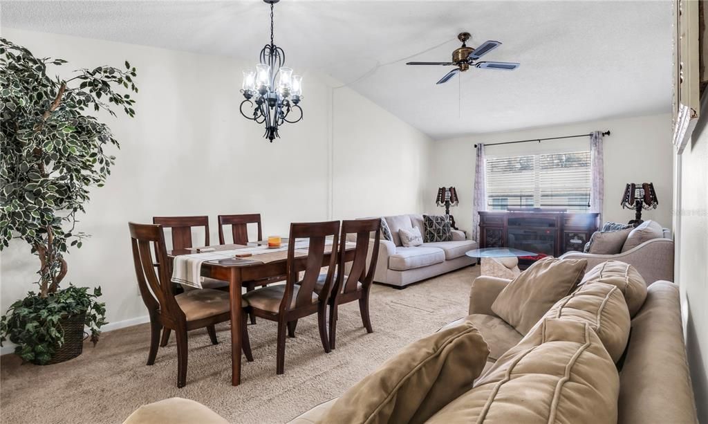 For Sale: $139,500 (2 beds, 1 baths, 888 Square Feet)