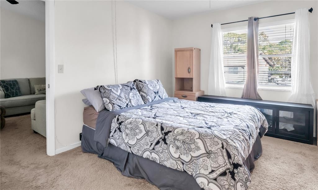 For Sale: $139,500 (2 beds, 1 baths, 888 Square Feet)