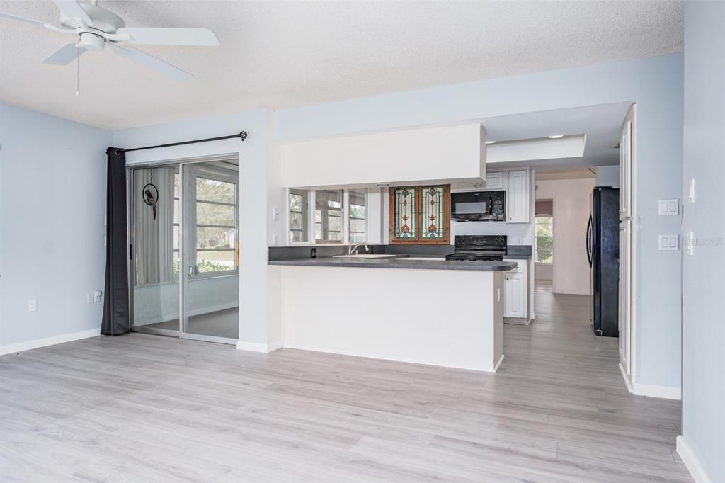 На продажу: $279,900 (2 спален, 2 ванн, 2001 Квадратных фут)