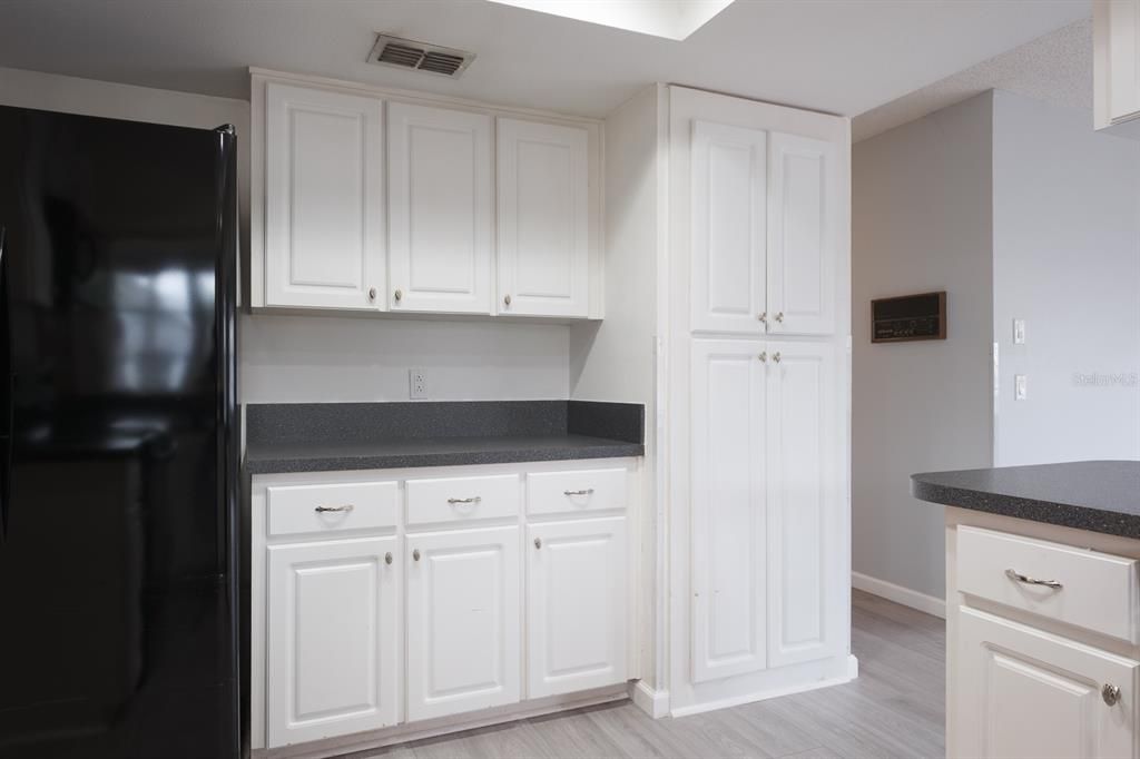 На продажу: $279,900 (2 спален, 2 ванн, 2001 Квадратных фут)