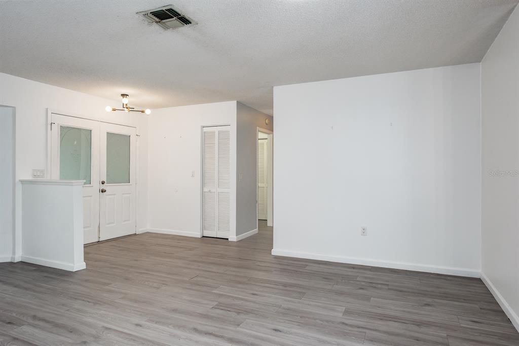 На продажу: $279,900 (2 спален, 2 ванн, 2001 Квадратных фут)