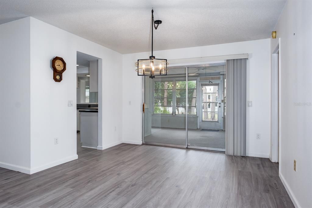 На продажу: $279,900 (2 спален, 2 ванн, 2001 Квадратных фут)