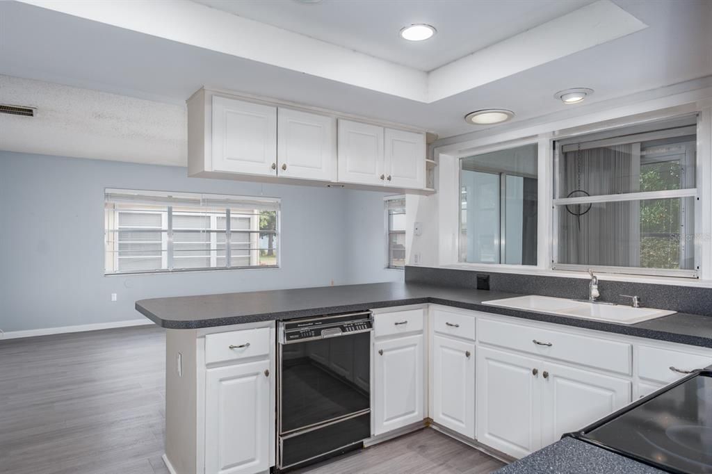 На продажу: $279,900 (2 спален, 2 ванн, 2001 Квадратных фут)