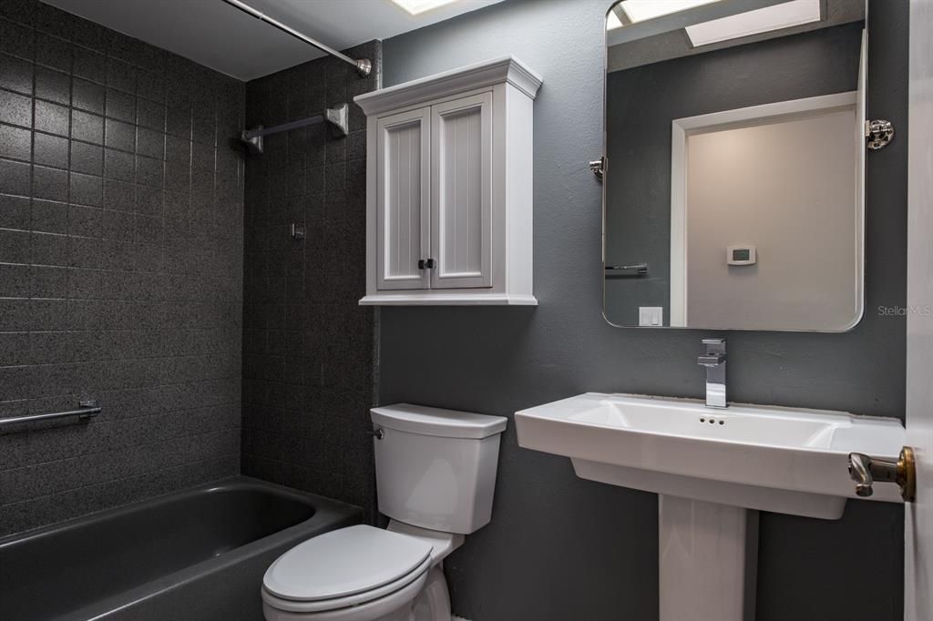 На продажу: $279,900 (2 спален, 2 ванн, 2001 Квадратных фут)