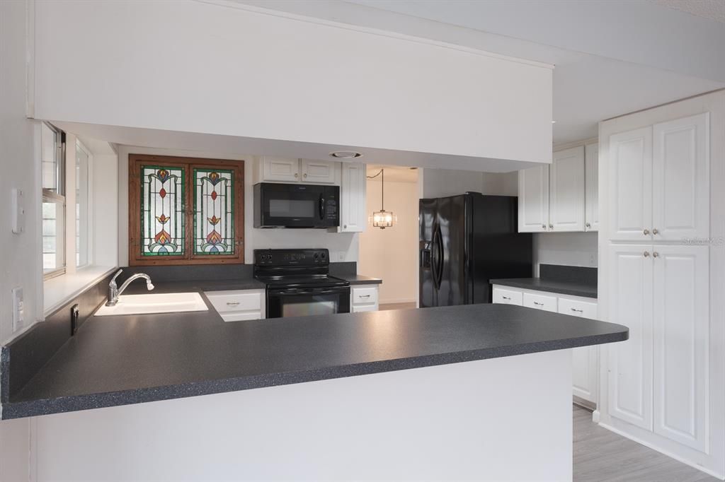 На продажу: $279,900 (2 спален, 2 ванн, 2001 Квадратных фут)