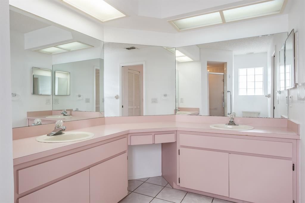 На продажу: $279,900 (2 спален, 2 ванн, 2001 Квадратных фут)