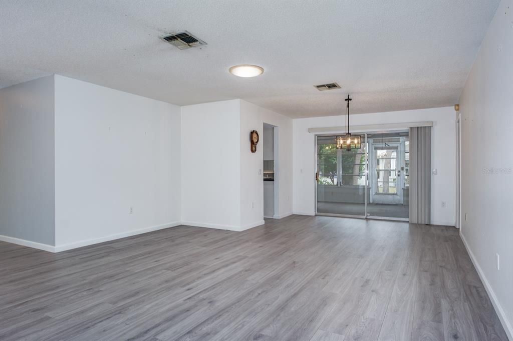 На продажу: $279,900 (2 спален, 2 ванн, 2001 Квадратных фут)