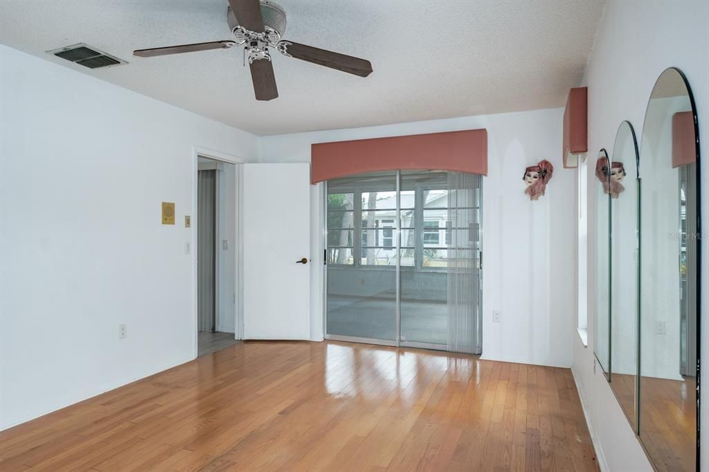 На продажу: $279,900 (2 спален, 2 ванн, 2001 Квадратных фут)