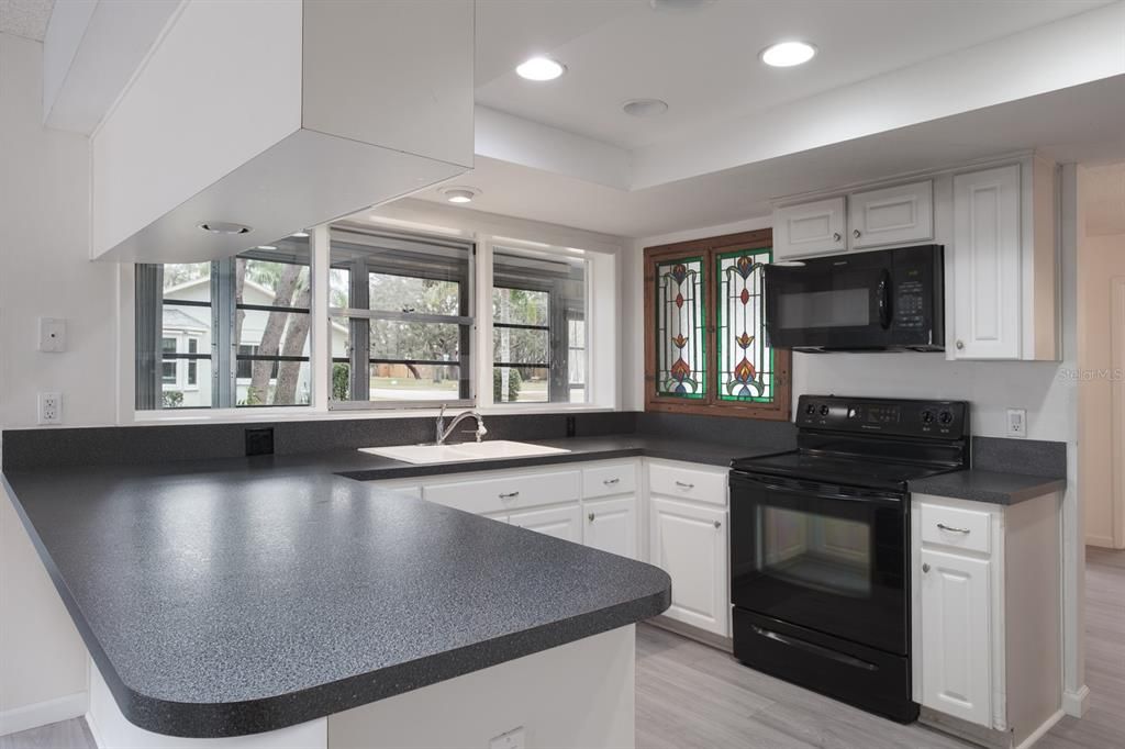 На продажу: $279,900 (2 спален, 2 ванн, 2001 Квадратных фут)