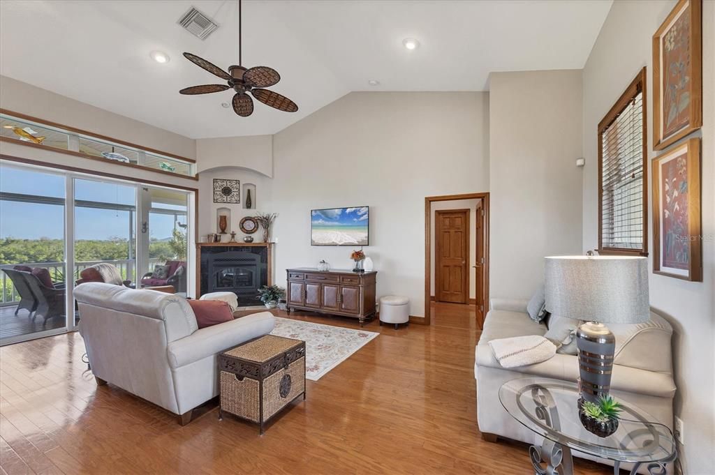 En Venta: $995,000 (3 camas, 2 baños, 1570 Pies cuadrados)