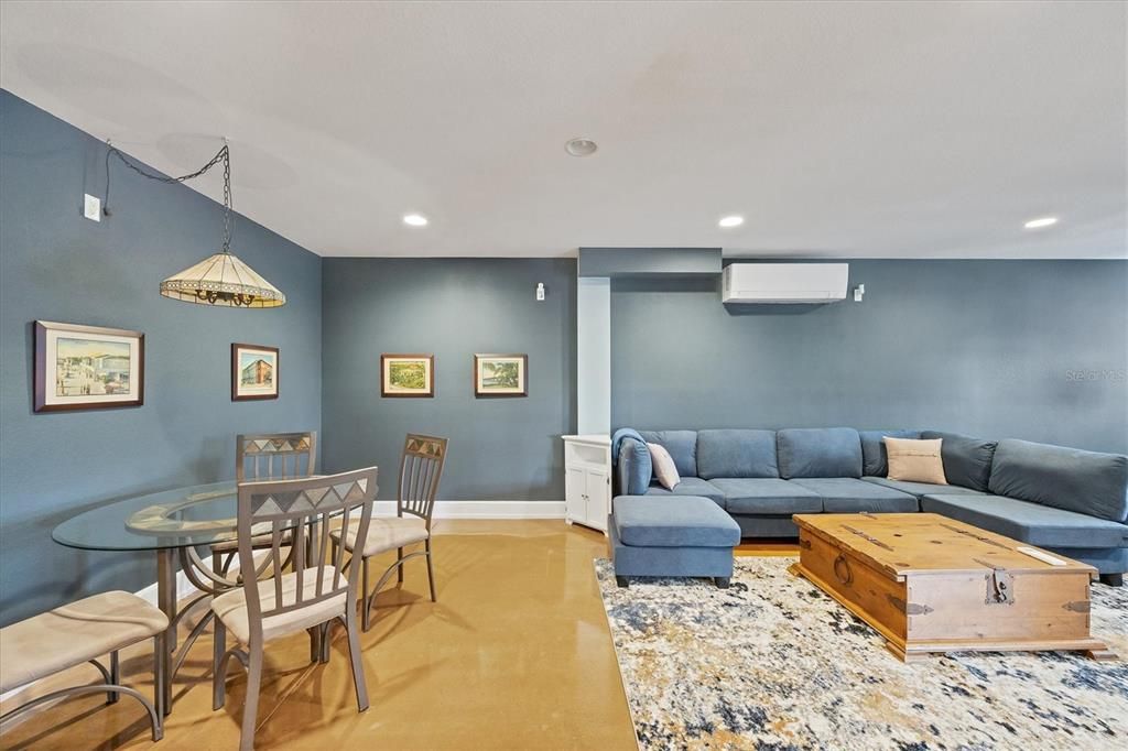 En Venta: $995,000 (3 camas, 2 baños, 1570 Pies cuadrados)