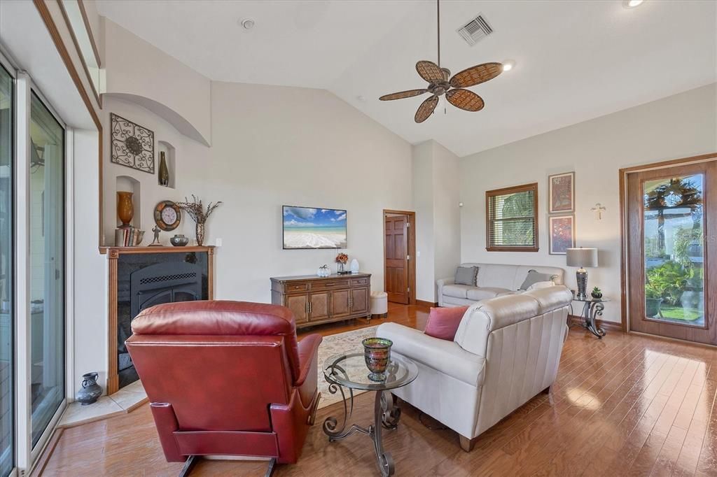 En Venta: $995,000 (3 camas, 2 baños, 1570 Pies cuadrados)