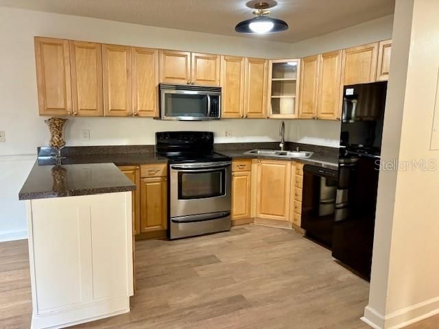 For Sale: $155,000 (2 beds, 2 baths, 1090 Square Feet)