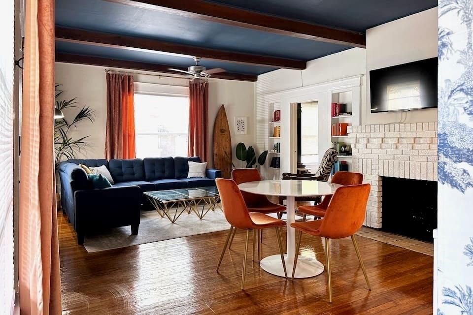 For Rent: $3,250 (2 beds, 2 baths, 1200 Square Feet)