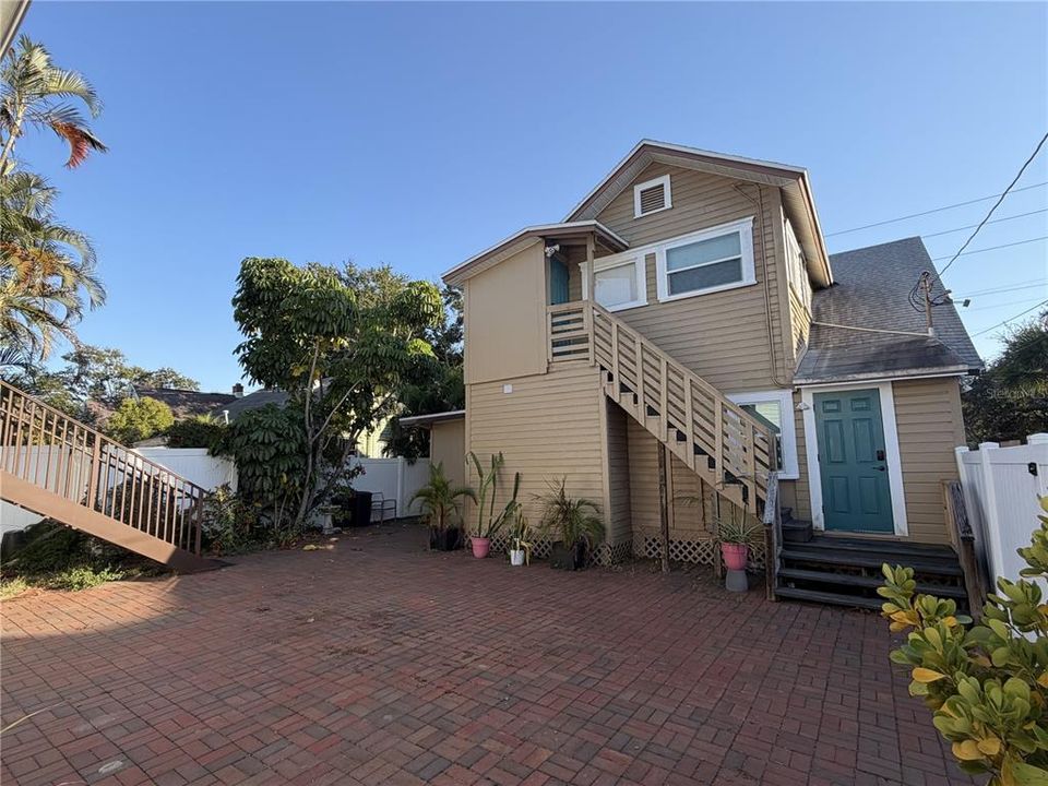 For Rent: $3,250 (2 beds, 2 baths, 1200 Square Feet)