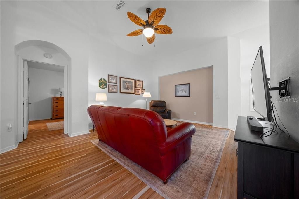 En Venta: $325,000 (3 camas, 2 baños, 2030 Pies cuadrados)