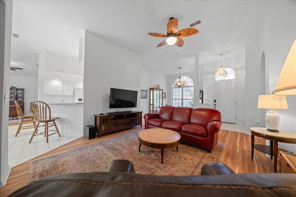 En Venta: $325,000 (3 camas, 2 baños, 2030 Pies cuadrados)