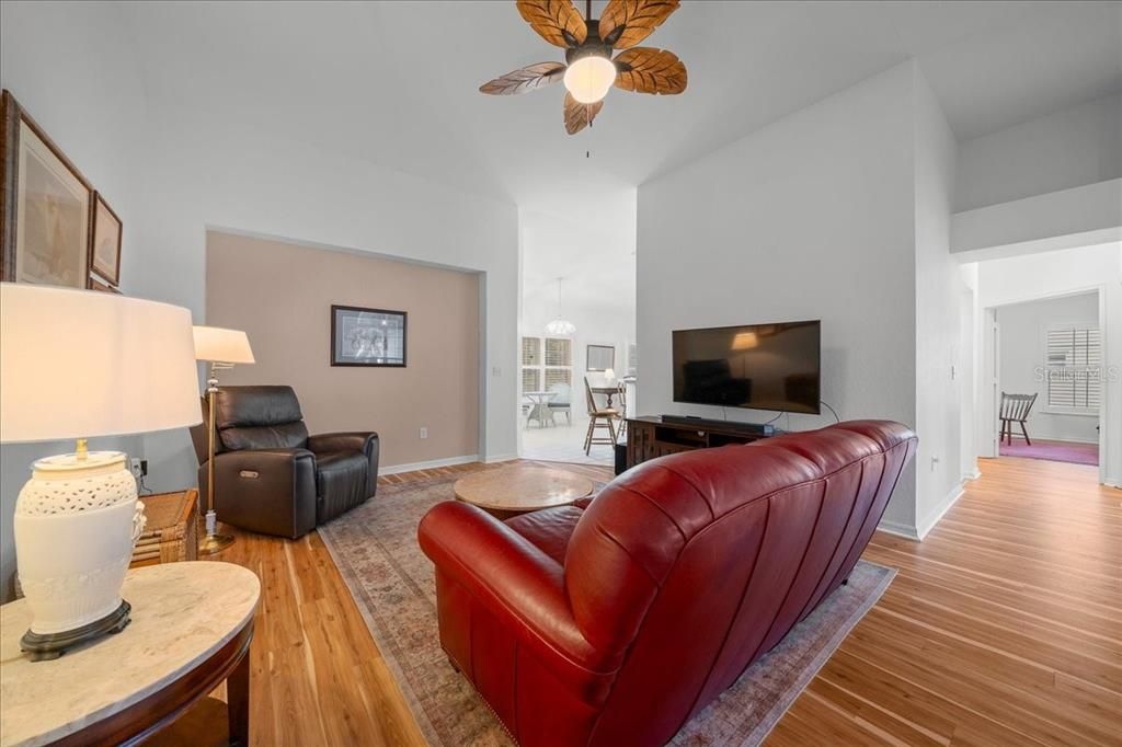 En Venta: $325,000 (3 camas, 2 baños, 2030 Pies cuadrados)