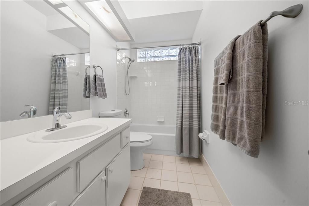 En Venta: $325,000 (3 camas, 2 baños, 2030 Pies cuadrados)