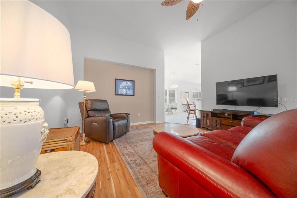 En Venta: $325,000 (3 camas, 2 baños, 2030 Pies cuadrados)