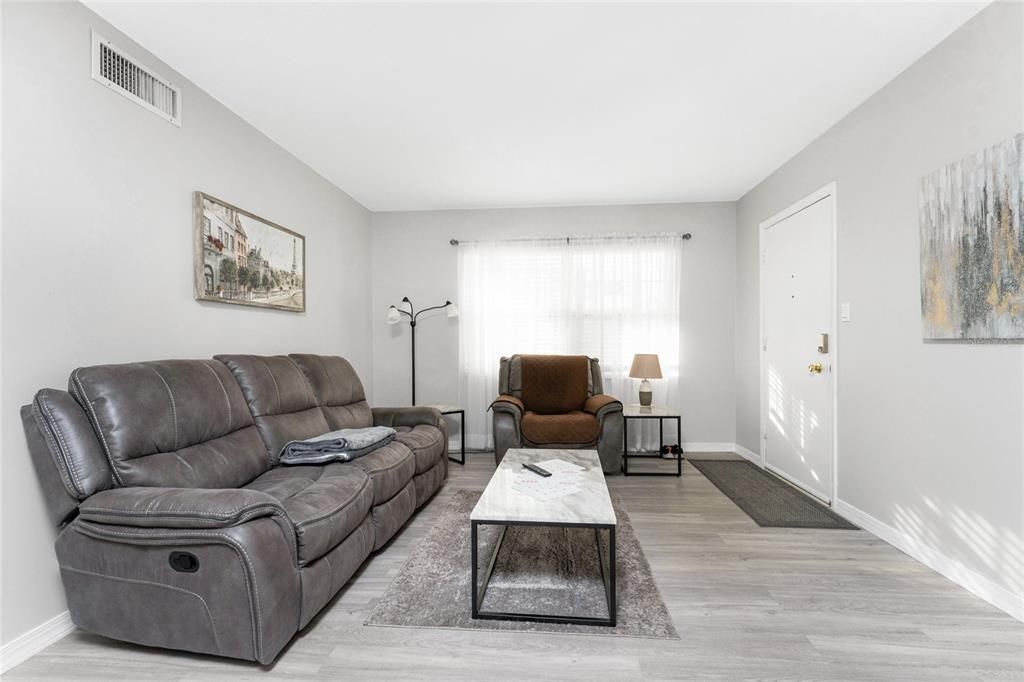 На продажу: $130,000 (2 спален, 2 ванн, 919 Квадратных фут)