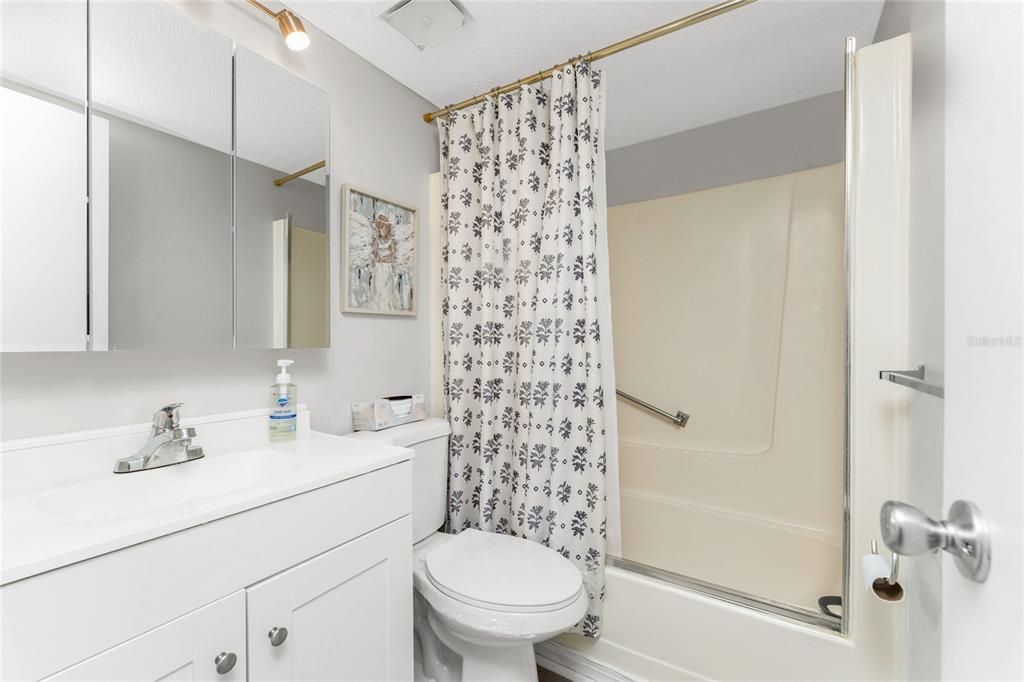 На продажу: $130,000 (2 спален, 2 ванн, 919 Квадратных фут)