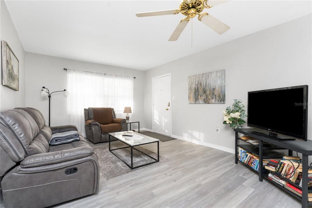 На продажу: $130,000 (2 спален, 2 ванн, 919 Квадратных фут)