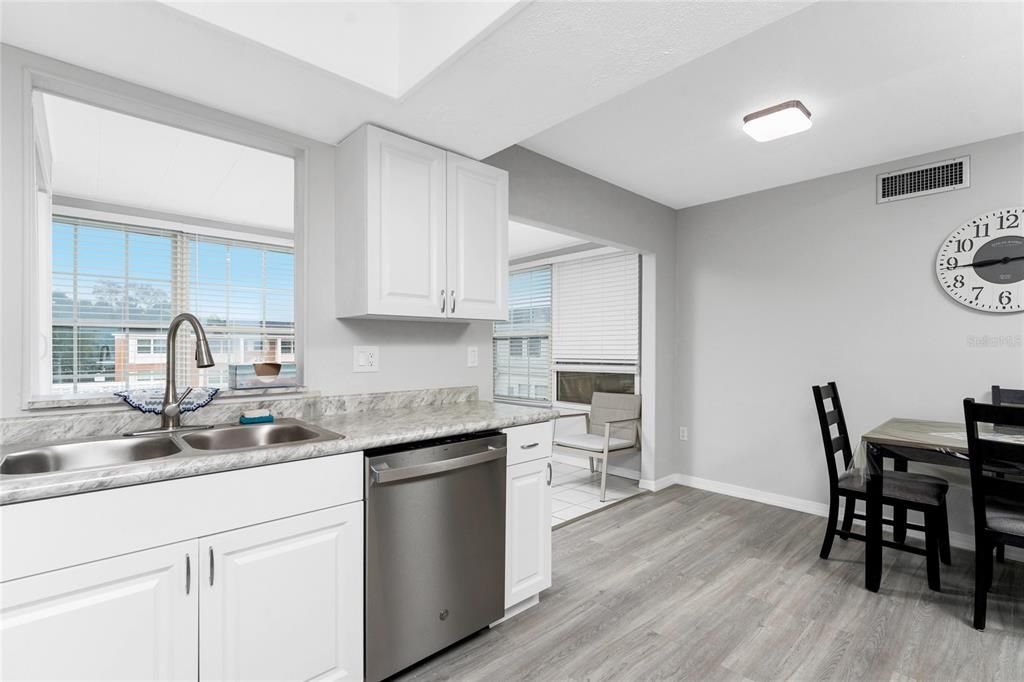 На продажу: $130,000 (2 спален, 2 ванн, 919 Квадратных фут)