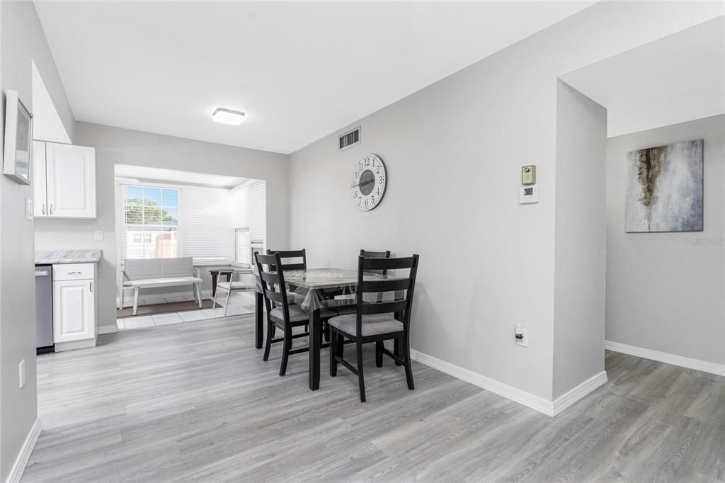 На продажу: $130,000 (2 спален, 2 ванн, 919 Квадратных фут)