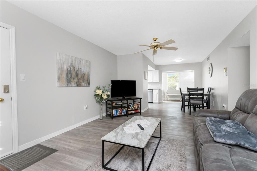 На продажу: $130,000 (2 спален, 2 ванн, 919 Квадратных фут)