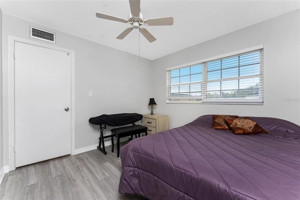 На продажу: $130,000 (2 спален, 2 ванн, 919 Квадратных фут)