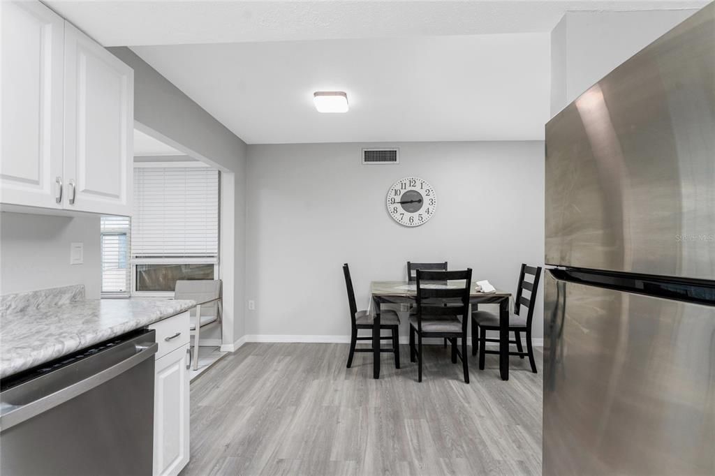 На продажу: $130,000 (2 спален, 2 ванн, 919 Квадратных фут)