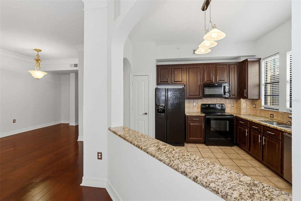 待售: $470,000 (2 贝兹, 2 浴室, 1350 平方英尺)