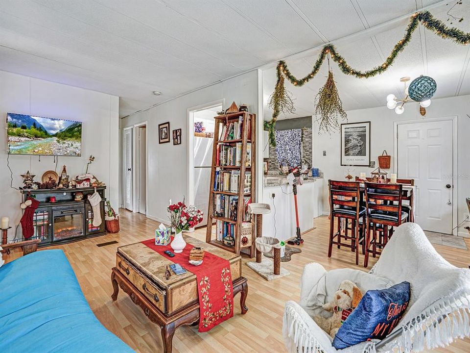 На продажу: $140,000 (2 спален, 2 ванн, 960 Квадратных фут)