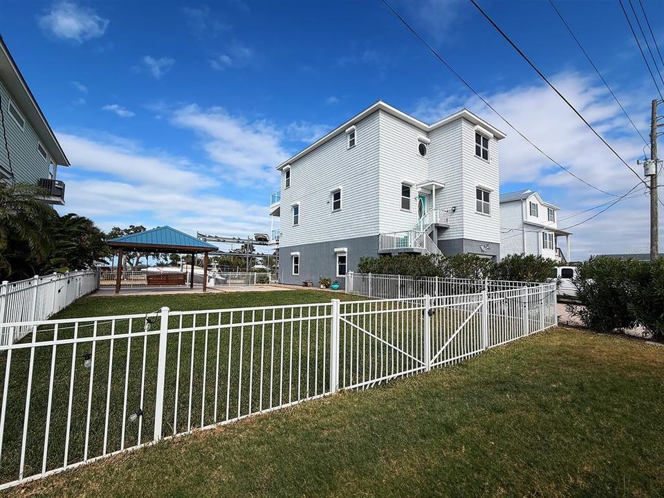 For Sale: $1,375,000 (4 beds, 3 baths, 2760 Square Feet)