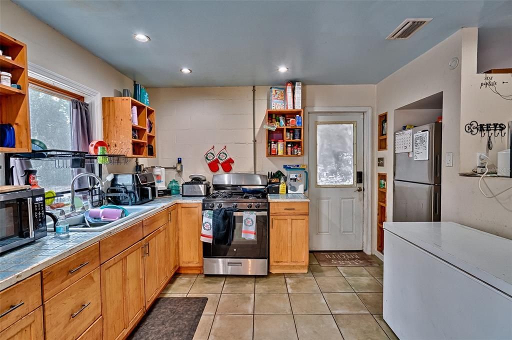 Под контрактом: $159,900 (3 спален, 2 ванн, 1156 Квадратных фут)