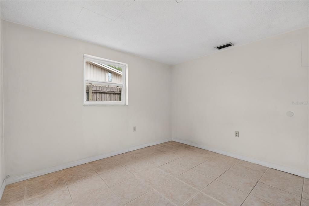 待售: $99,000 (2 贝兹, 1 浴室, 840 平方英尺)