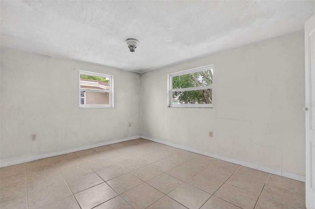 待售: $99,000 (2 贝兹, 1 浴室, 840 平方英尺)