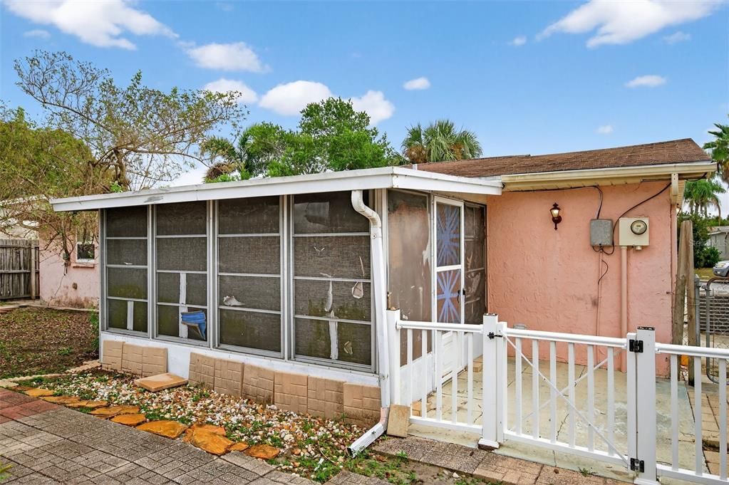 待售: $99,000 (2 贝兹, 1 浴室, 840 平方英尺)