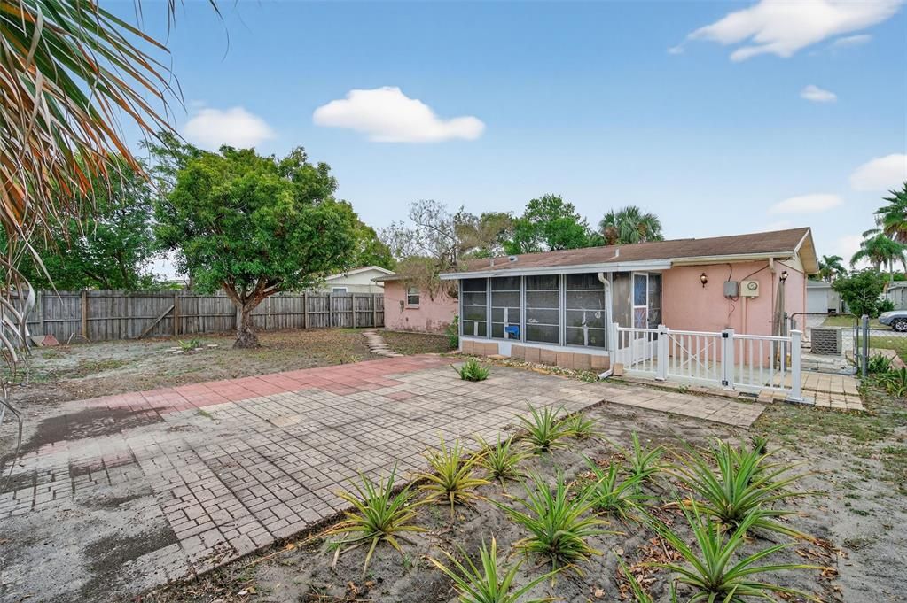 待售: $99,000 (2 贝兹, 1 浴室, 840 平方英尺)