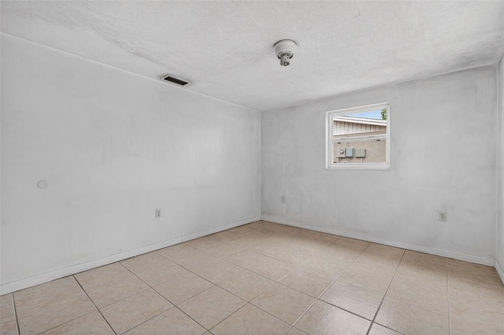 待售: $99,000 (2 贝兹, 1 浴室, 840 平方英尺)