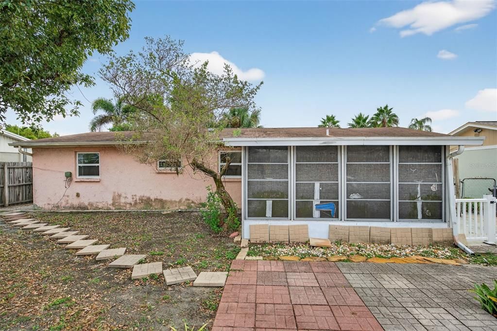 待售: $99,000 (2 贝兹, 1 浴室, 840 平方英尺)